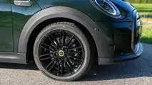 Rebel Green mit einem schwarzen Dach und schwarzen Spiegelkappen