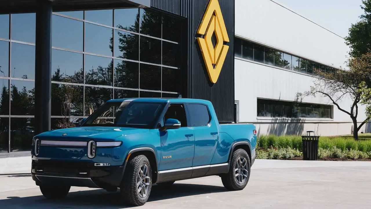 Una Rivian R1T parcheggiata davanti alla fabbrica di Normal