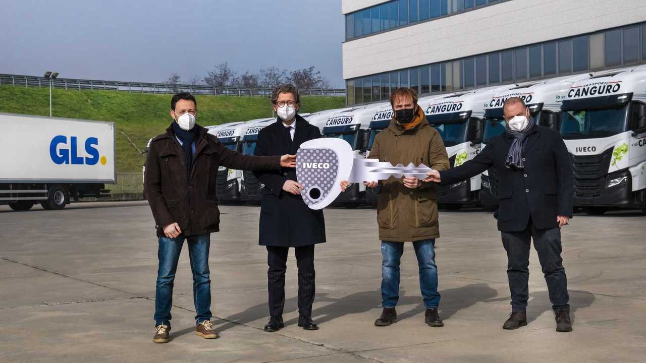 Foto - Iveco consegna 35 S-Way a metano fra AEV Srl e Canguro SpA