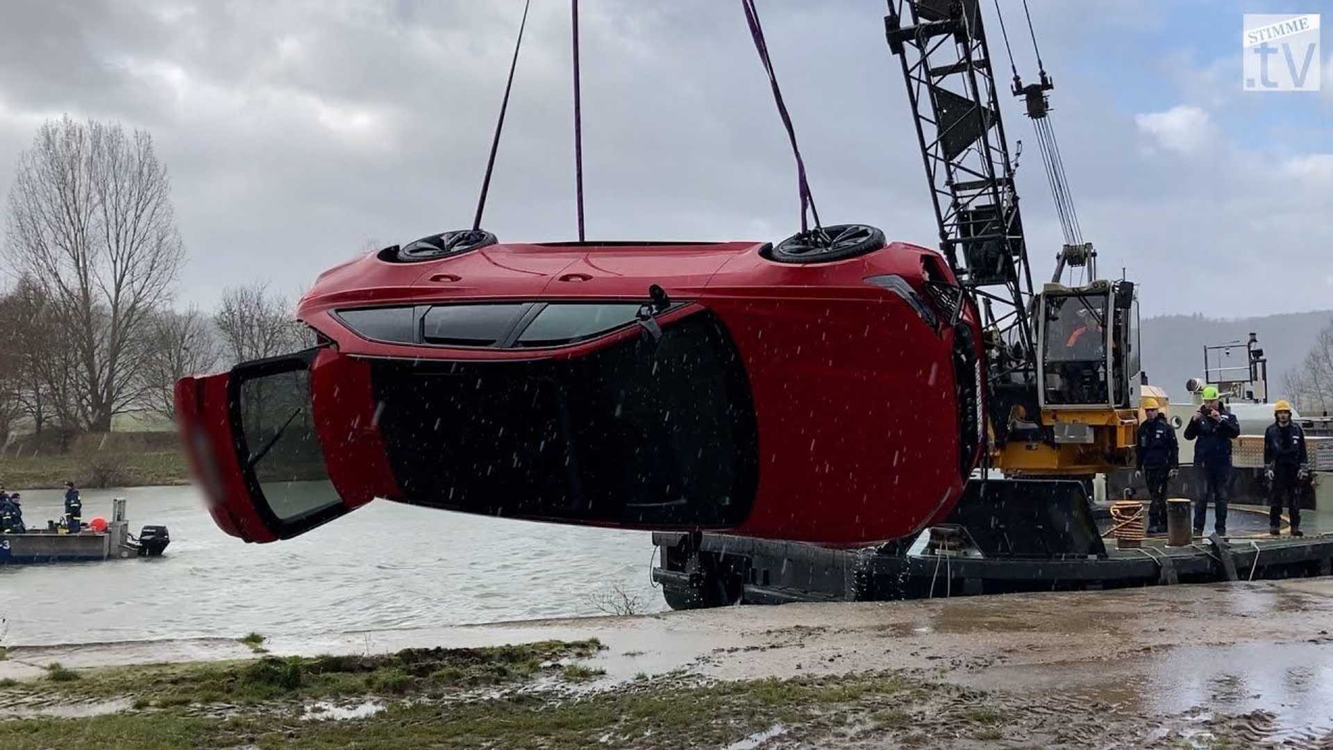 El Audi RS6 Avant C8 se acuesta con el pez tras error de conducción
