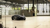 Les gardiens de l'usine Blue Bugatti de Campogalliano