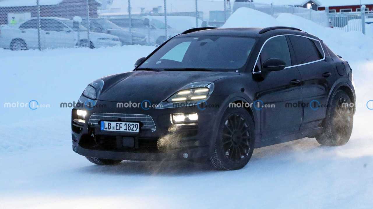 Porsche Macan elettrica, il prototipo spiato sulla neve