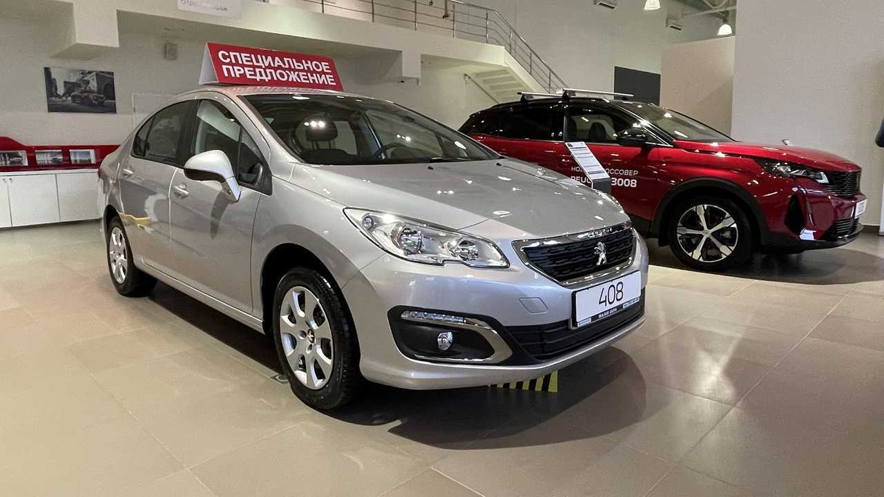Peugeot 408 и Peugeot 3008 (на заднем плане)