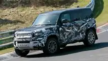 Land Rover Defender SVR Frontansicht-Spionage-Foto