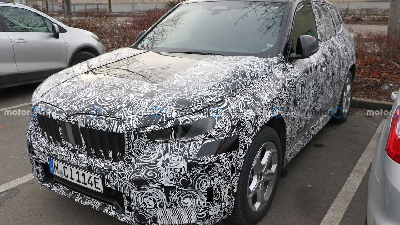 Nuova BMW iX1, nuove foto spia con interni e dettagli