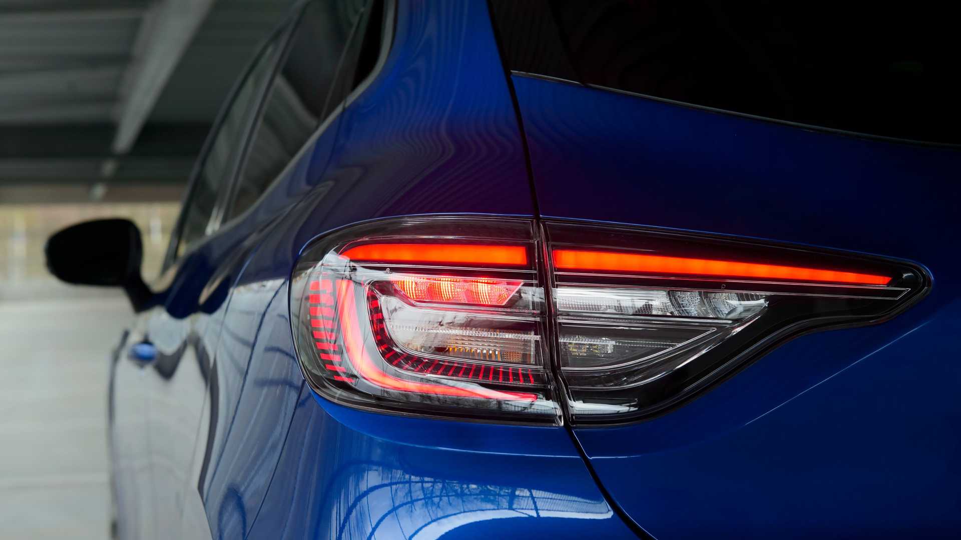 https://cdn.motor1.com/images/mgl/JO98zQ/s1/renault-clio-facelift-2023.jpg