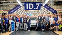 Produktionsstart des VW ID.7: Für das Gruppenfoto nahmen Beschäftigte und Gäste den ID.7 in ihre Mitte