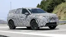 Foto spia con vista frontale della Peugeot 3008 2024