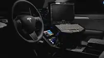 Aperçu du tableau de bord intérieur du véhicule de police Unplugged Performance UpFit Tesla Model Y