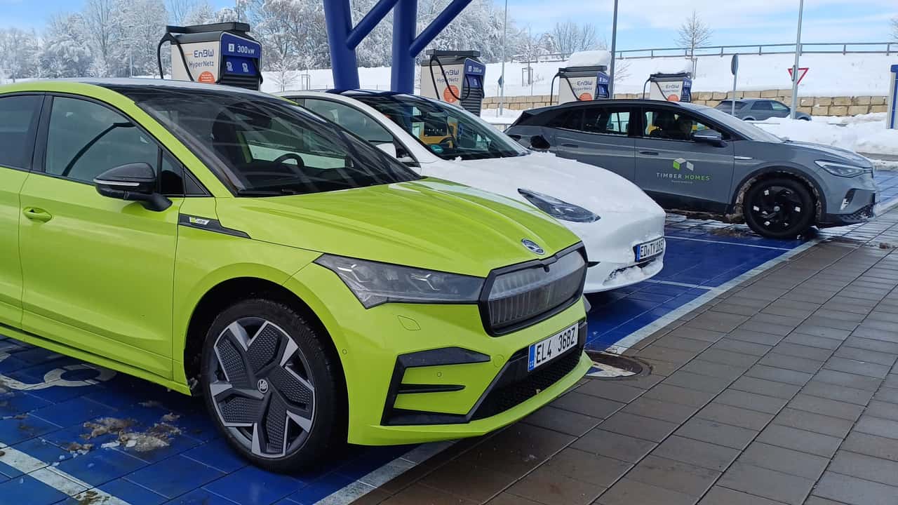 Diverse Elektroautos an einer EnBW-Schnellladestation