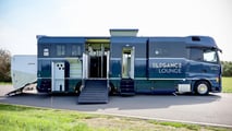 Mercedes-Benz Actros als Pferdetransporter mit „Élégance Lounge“ von Théault