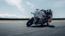 593032_MY25_KTM 990 RC R_PROTOTYPE_ACTION_ACTION_ACTION