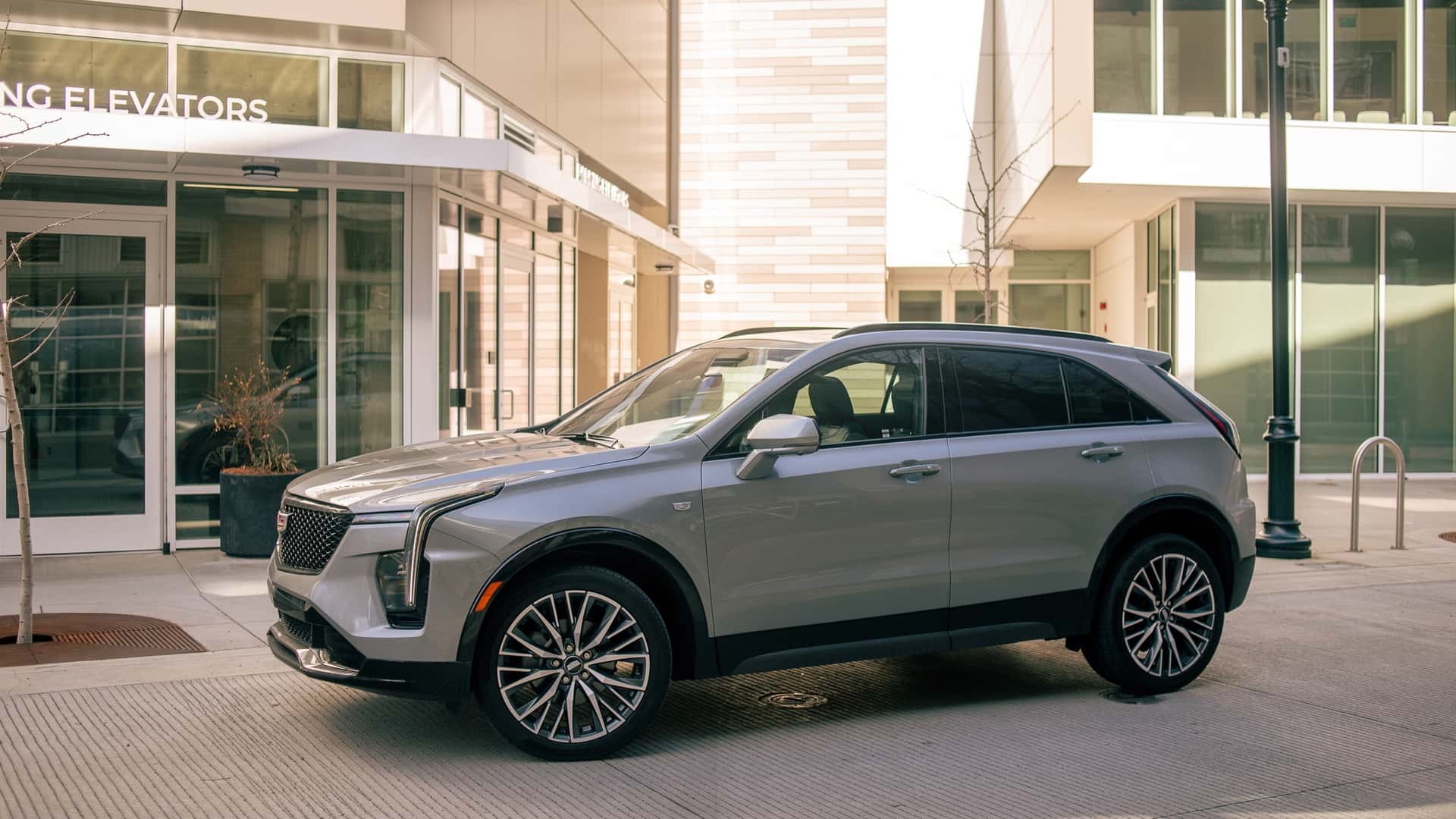 https://cdn.motor1.com/images/mgl/JOBXZK/s1/2024-cadillac-xt4-350t-awd-argent-silver-metallic.jpg