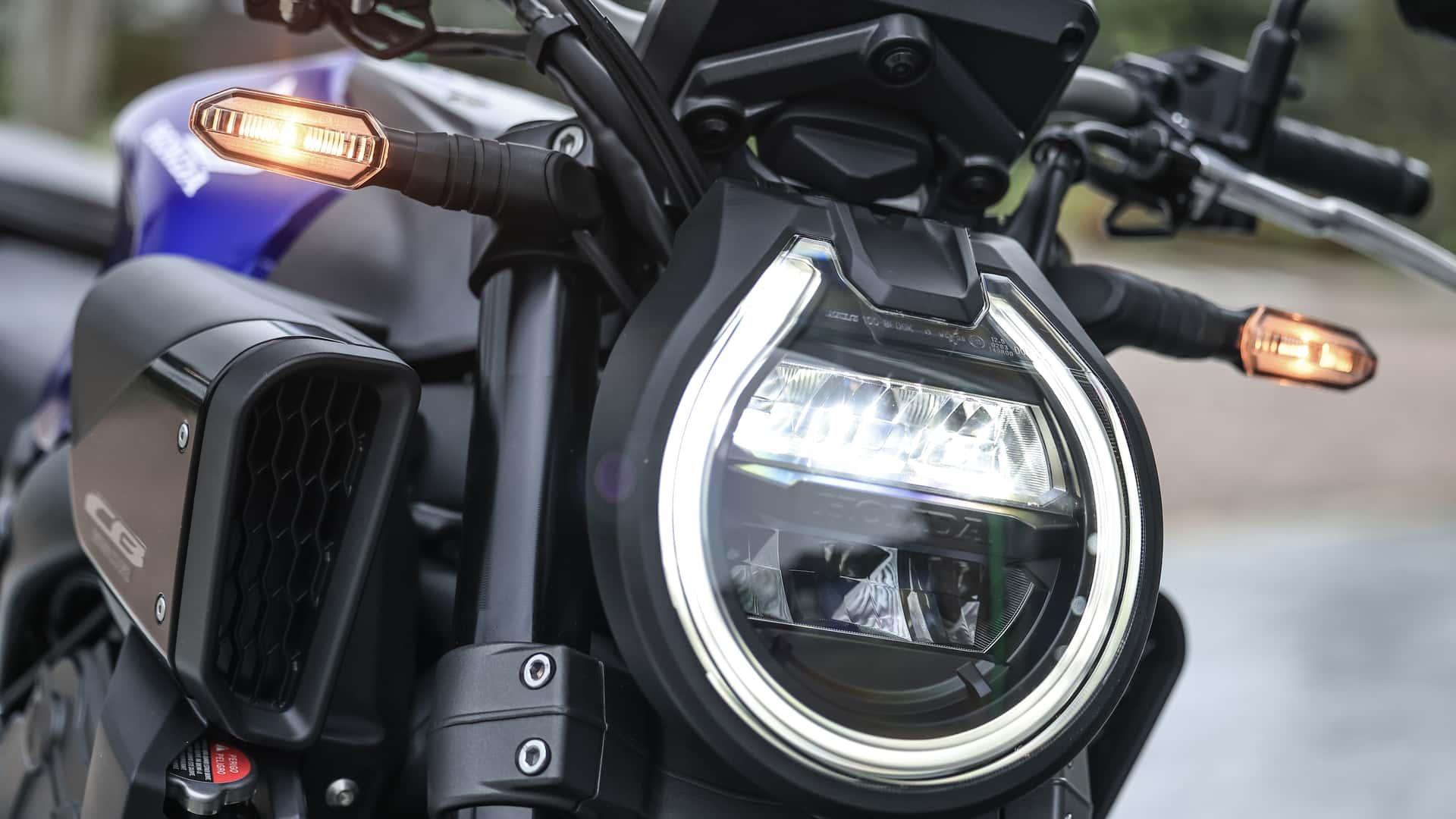 Honda renova CB650R E-Clutch 2027 e mantém tecnologia de embreagem automática