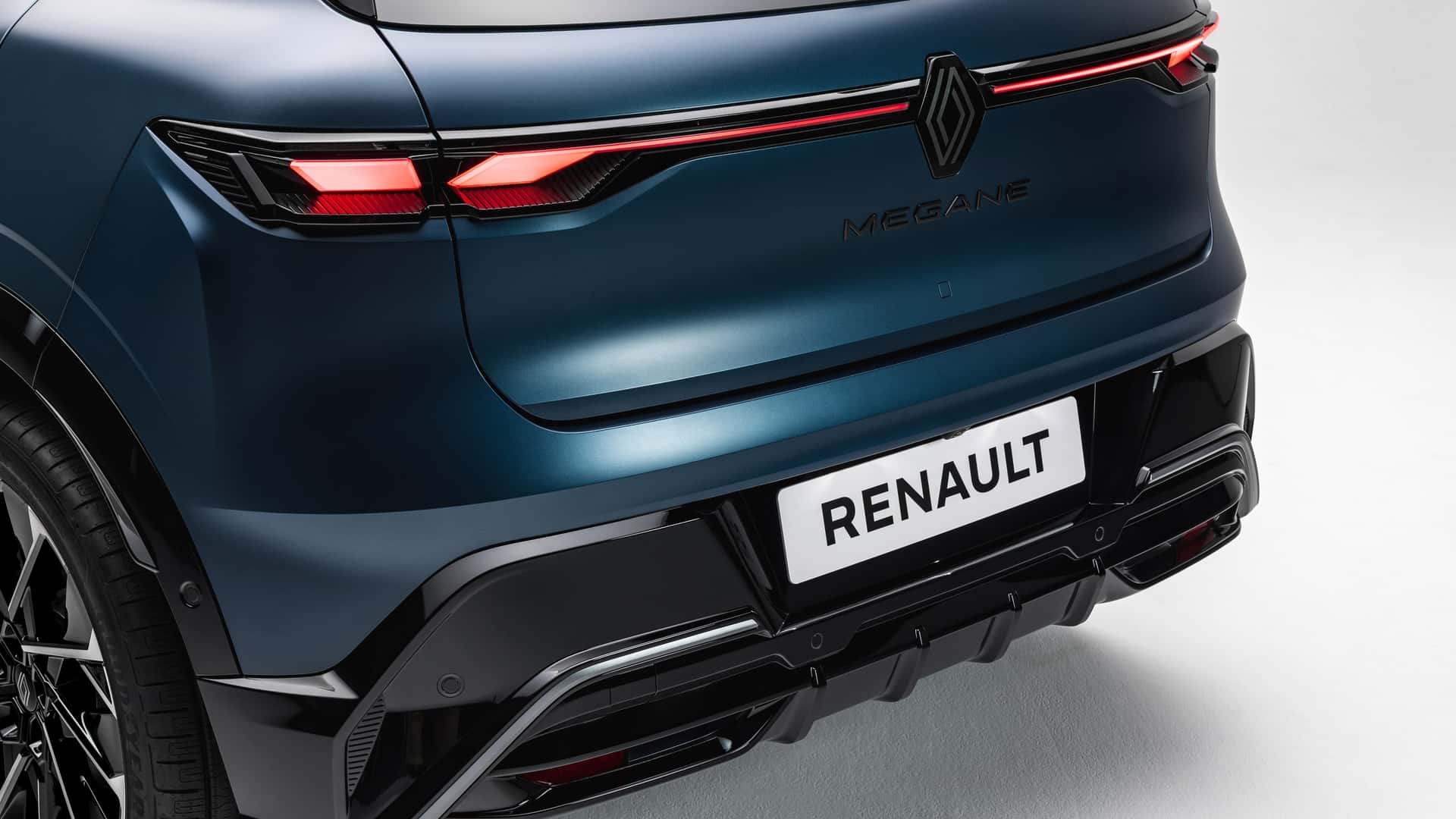 https://cdn.motor1.com/images/mgl/JONGnJ/s1/renault-megane-e-tech-2026.jpg