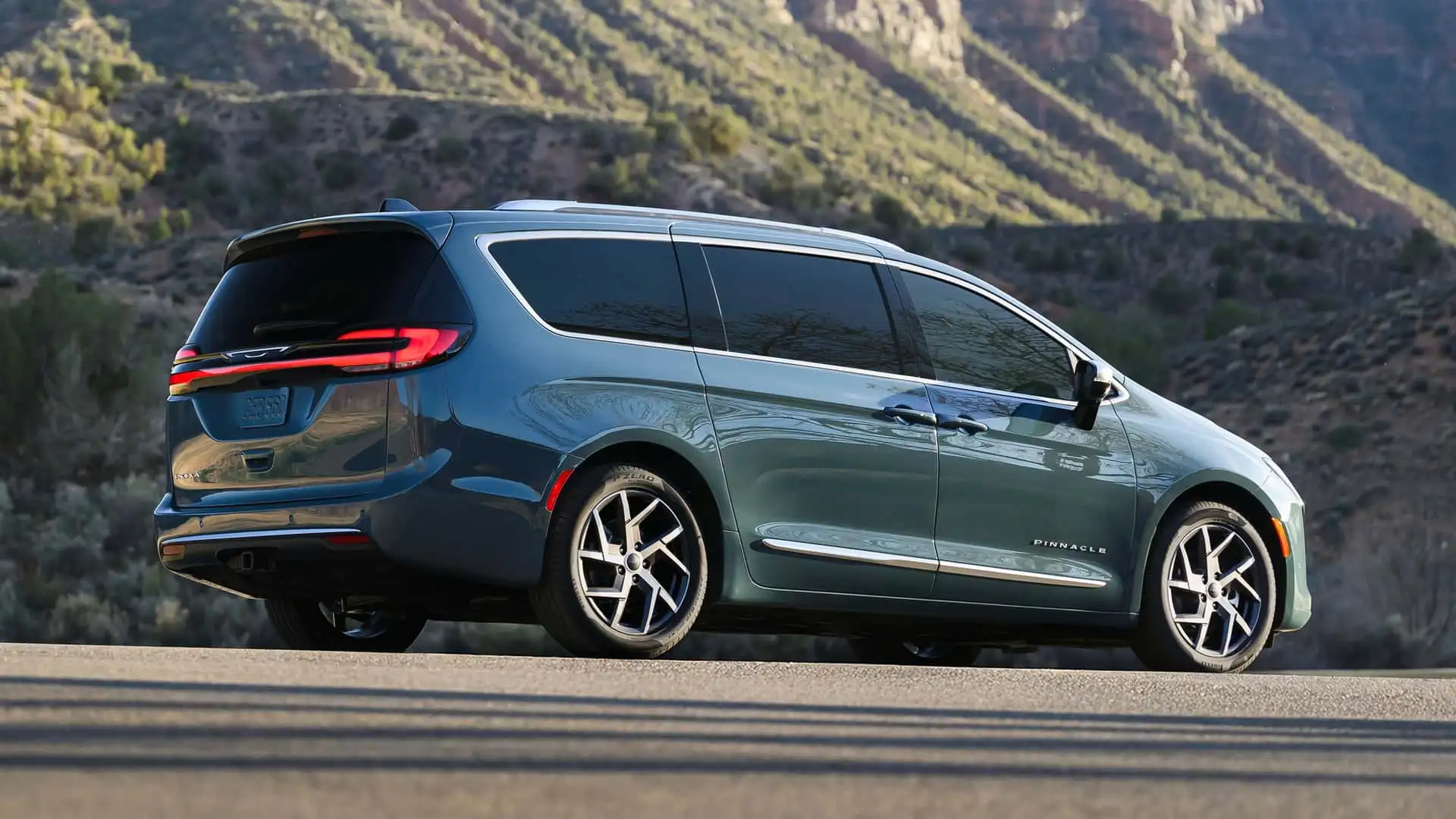 https://cdn.motor1.com/images/mgl/JONKL4/s1/2027-chrysler-pacifica.webp