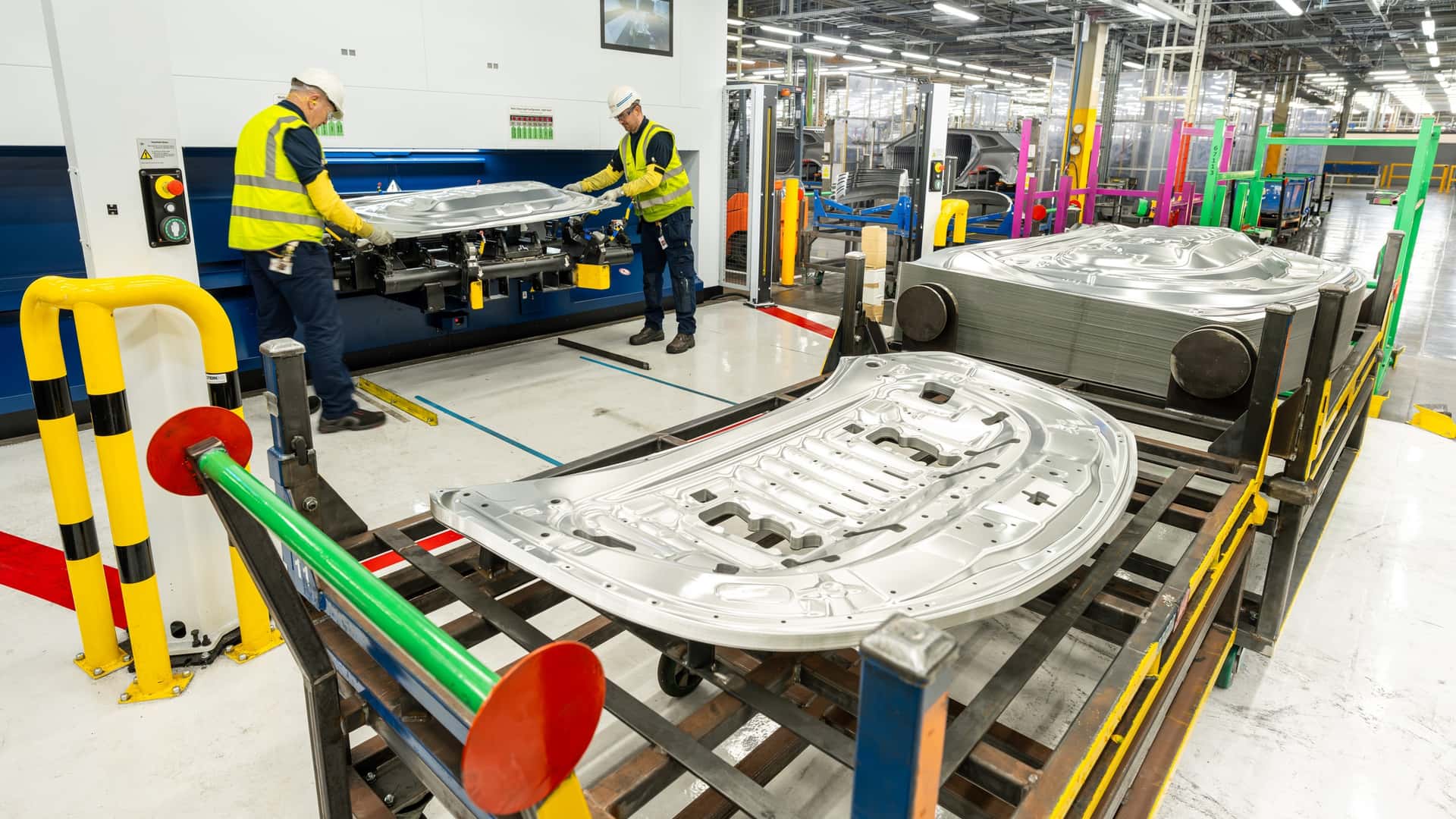 https://cdn.motor1.com/images/mgl/JONLzX/s1/toyota-gr-corolla-uk-plant-tour.jpg