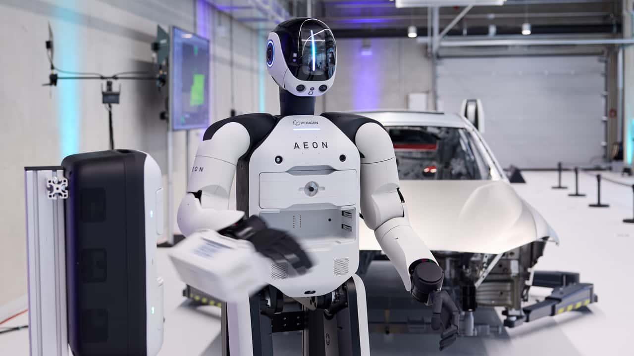 BMW обзавёлся роботами: скоро они будут собирать мотоциклы, а не только машины