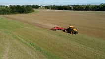 Come preparare il terreno in minima lavorazione integrando attrezzature, gestione residui e controllo malerbe senza ridurre la produttività