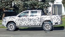 Hilux 2028 a combustão vista na Argentina 