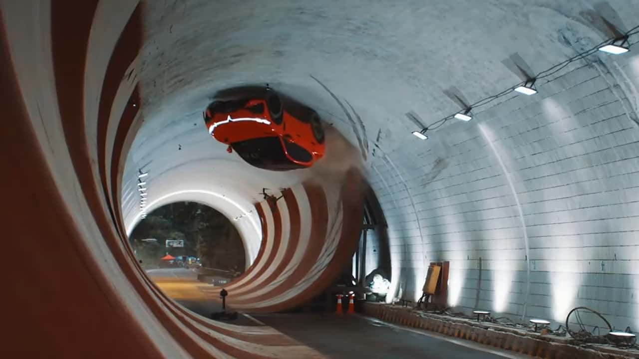 Voyah Passion S 360 degree tunnel loop stunt screenshot