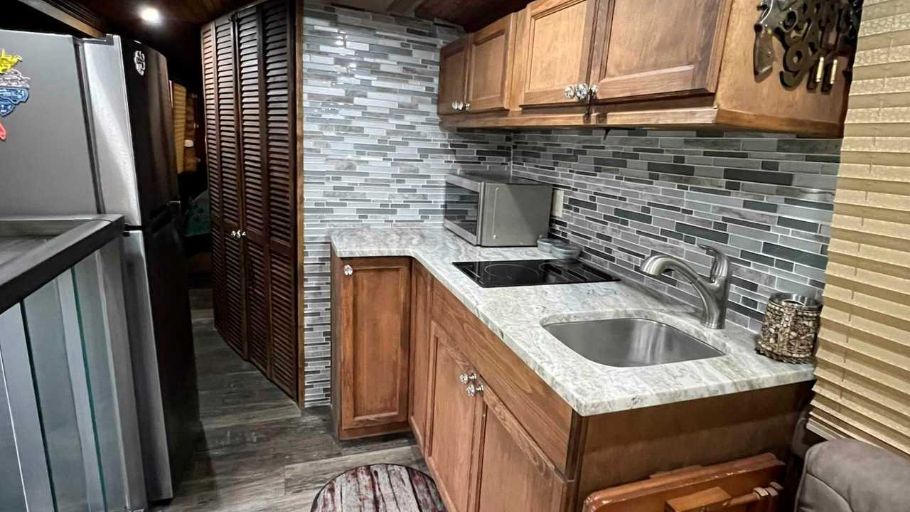 Kingsley Coach Motorhome 1990 su base Peterbilt restaurato e aggiornato nel 2022