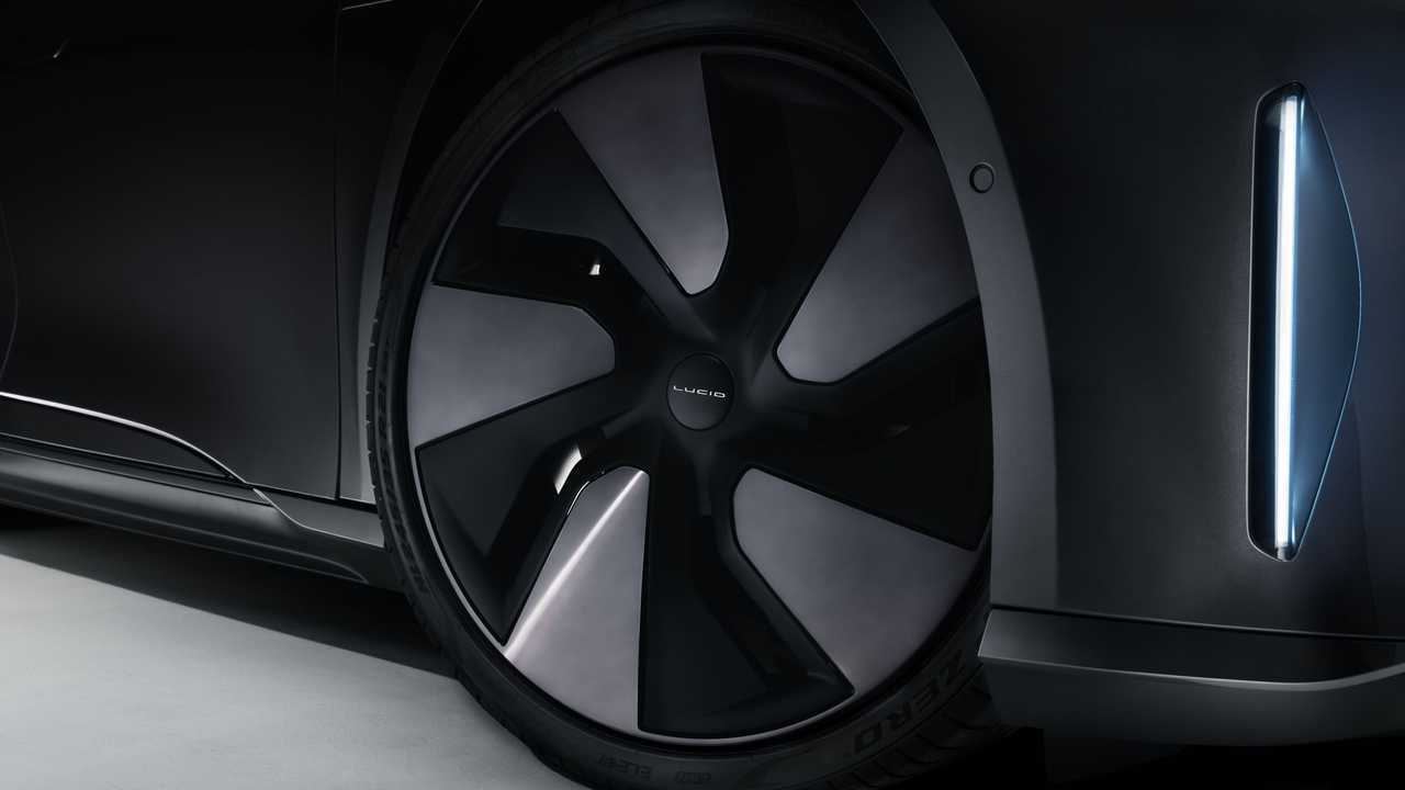 Lucid presenta el Stealth Look
