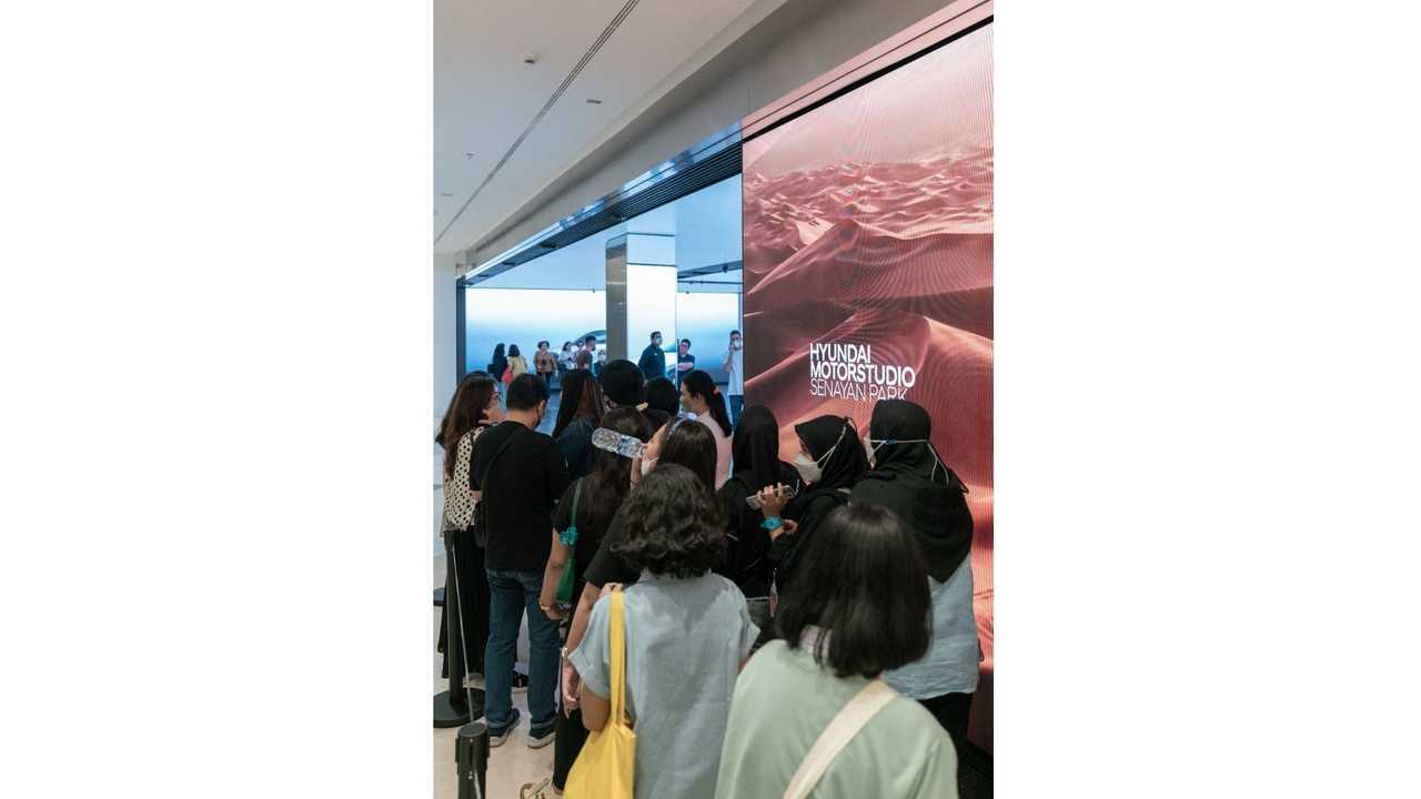 Pengunjung Hyundai Motorstudio Senayan Park.