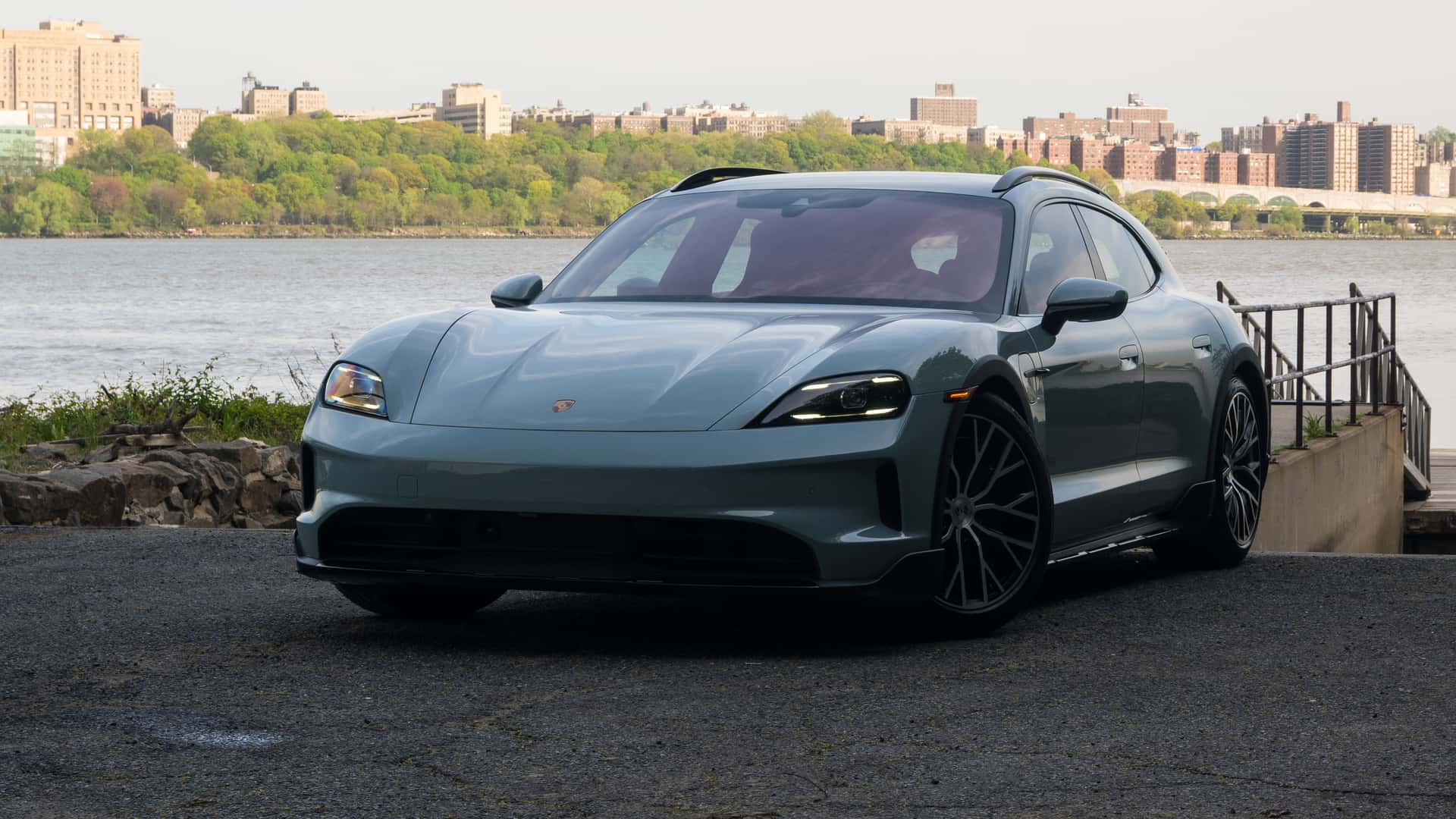https://cdn.motor1.com/images/mgl/JOVgyA/s1/2025-porsche-taycan-4s-cross-turismo.jpg