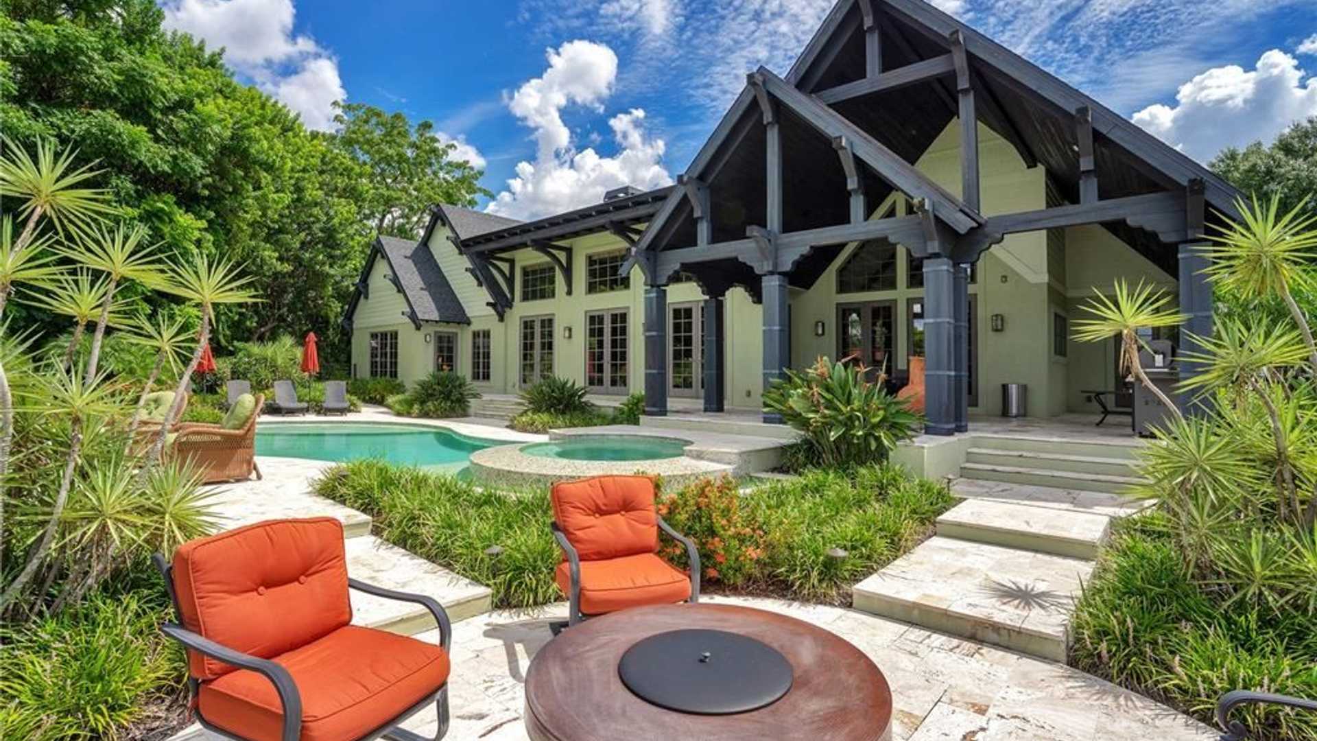 Mansion Motors An Orlando Waterfront Property With Plenty Of Performance