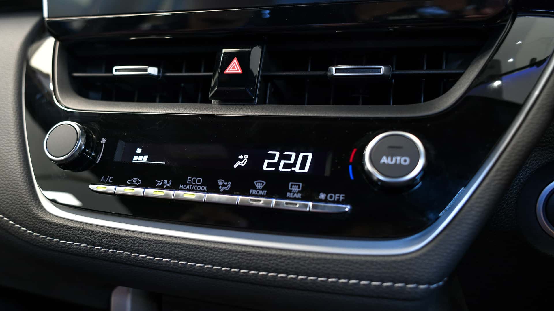 https://cdn.motor1.com/images/mgl/JOx4mn/s1/toyota-corolla-cross-2024-tailandia.jpg