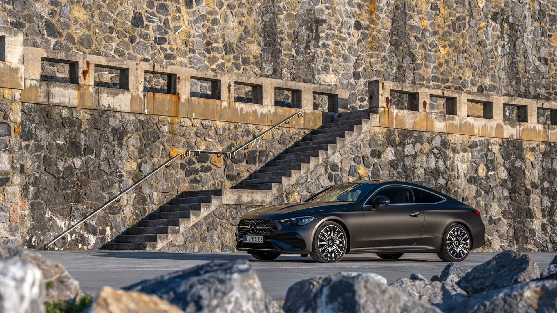 https://cdn.motor1.com/images/mgl/JOxOkg/s1/2024-mercedes-benz-cle450-scenery.jpg