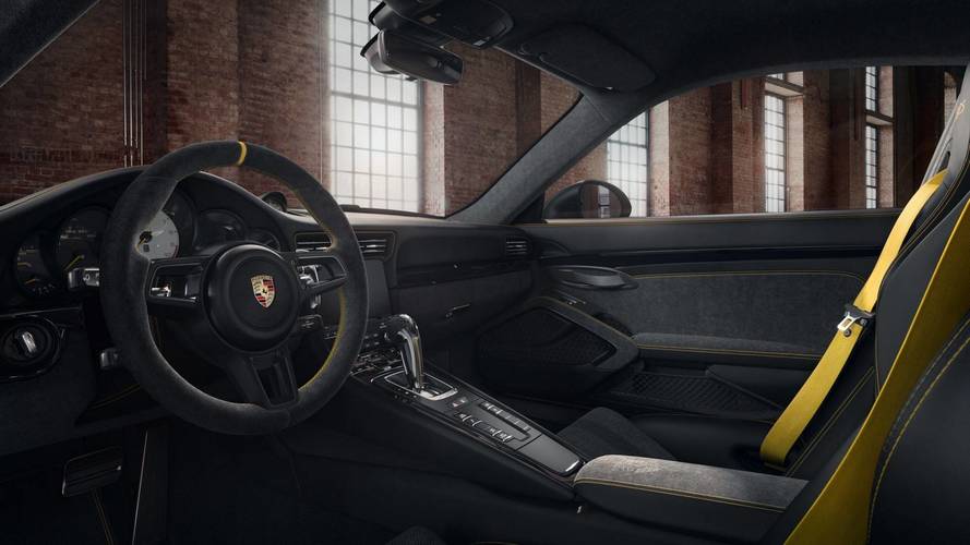 Porsche 911 GT3 RS con llantas doradas