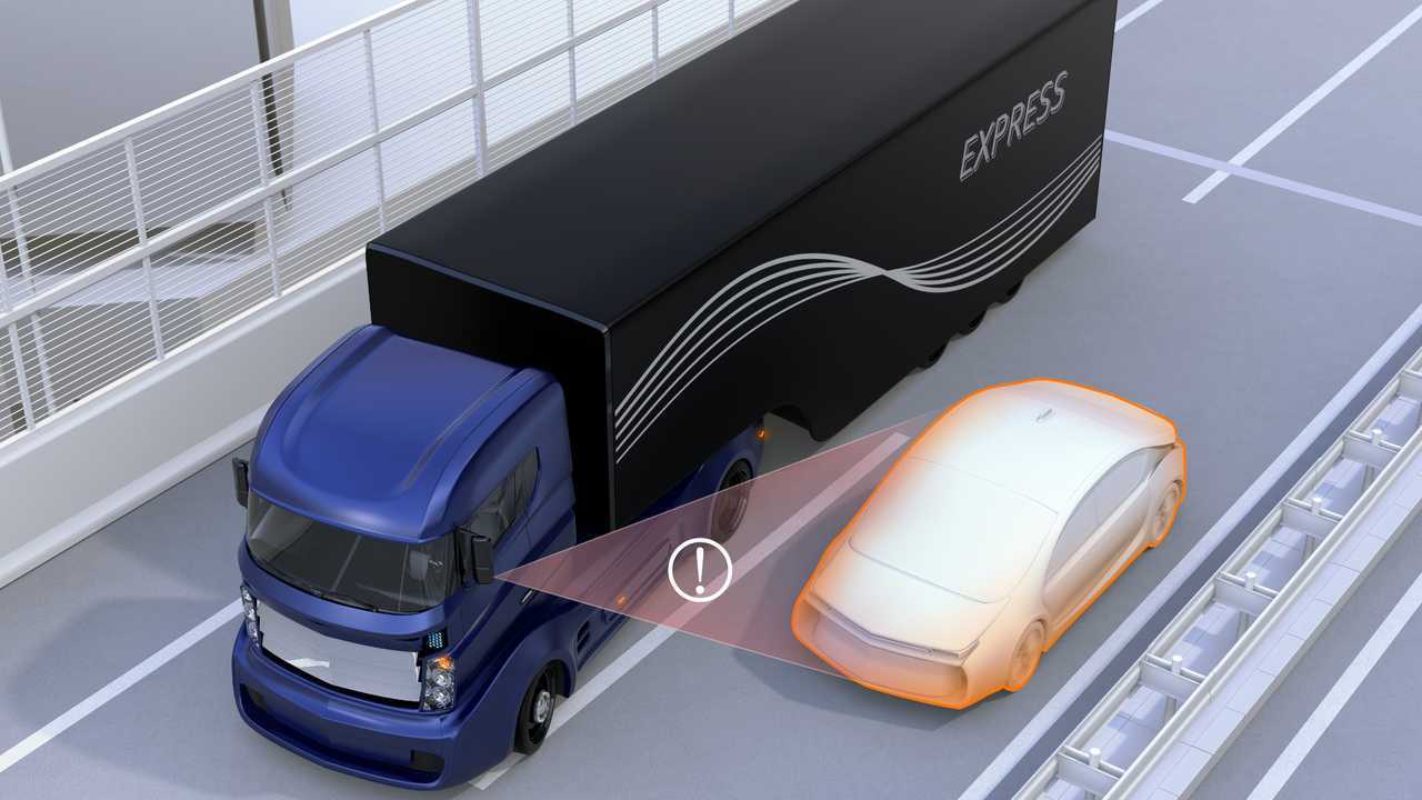 HGV assist system avoids car accident when changing lane