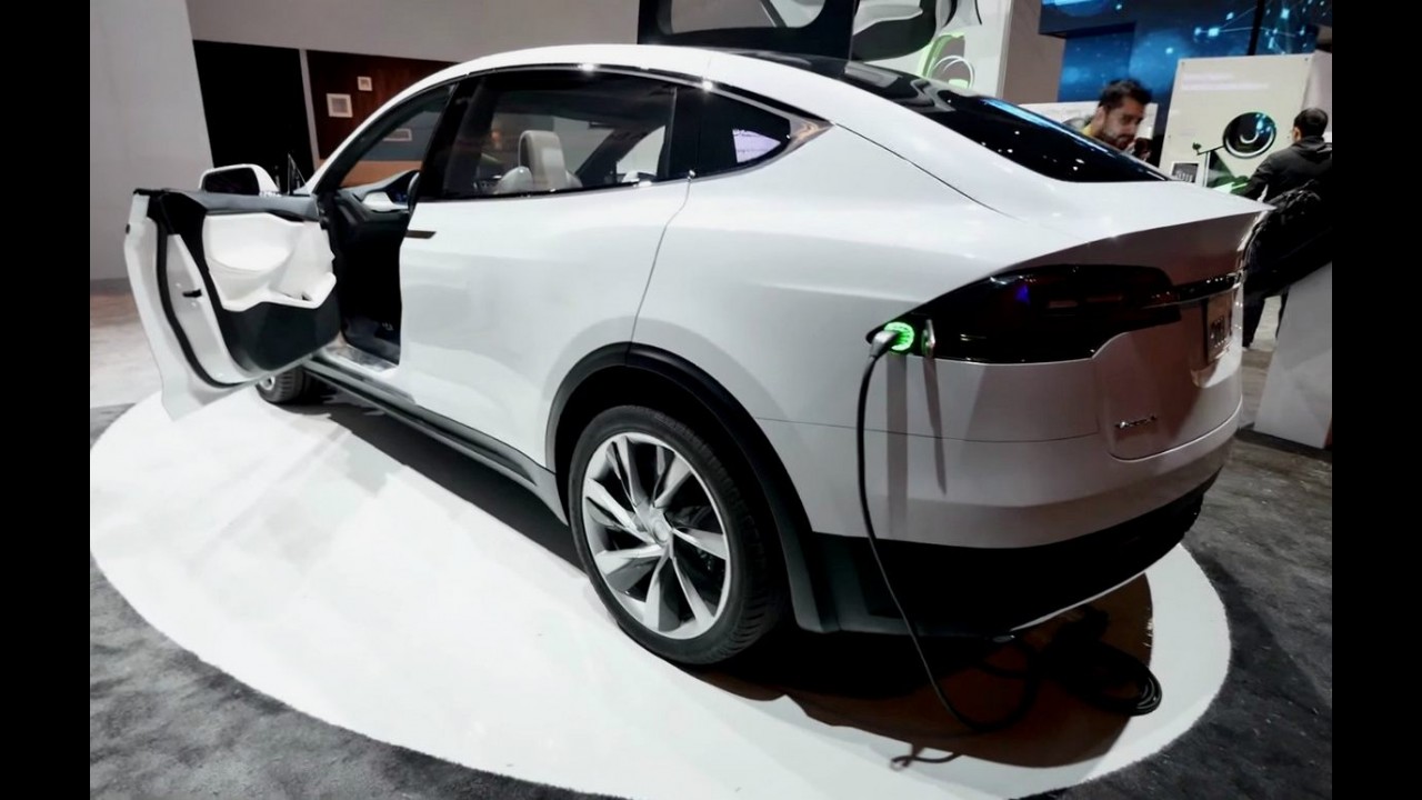 Com mais de 700 cv, Model X será chamariz de mulheres para a Tesla, diz executivo