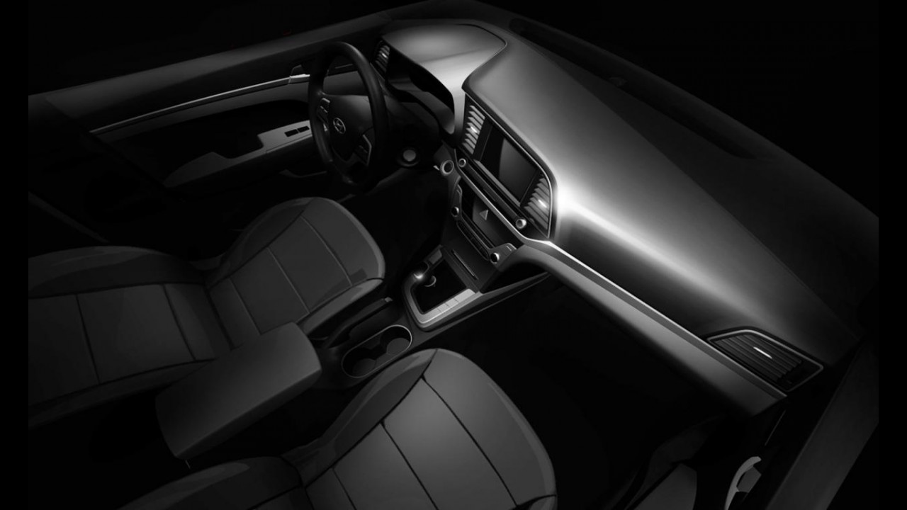 Novo Hyundai Elantra 2017 é flagrado "limpinho" dentro da fábrica
