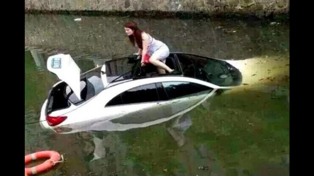 Mulher perde o controle de Mercedes CLS e vai parar dentro de canal