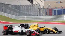 Jolyon Palmer, Renault Sport F1 Team RS16 and Romain Grosjean, Haas F1 Team VF-16 battle for position