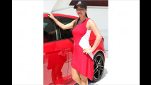 Das Rot ihres Kleidchens harmoniert nicht ganz mit dem Rot des Autos – macht aber gar nix!