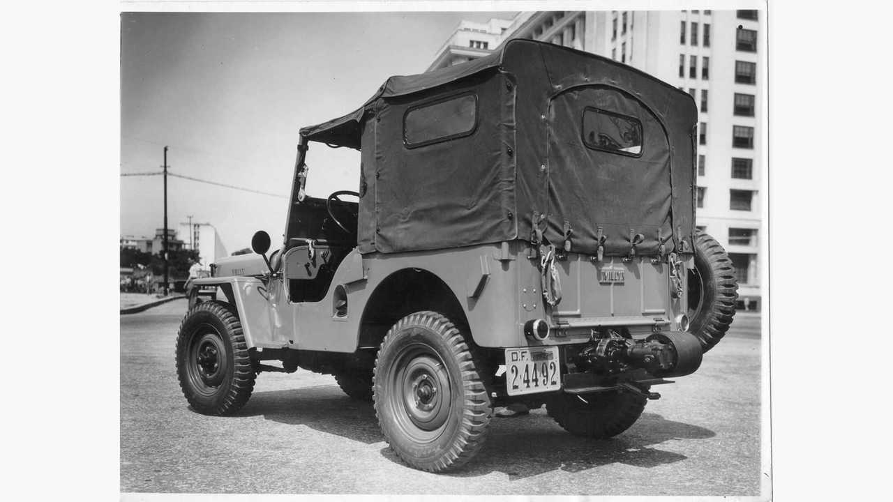 1947: o Jeep CJ-2A na Av. Presidente Antonio Carlos, centro do Rio, onde funcionava a sede da Gastal & Cia Ltda. Ao fundo, o edifício do Ministério da Fazenda