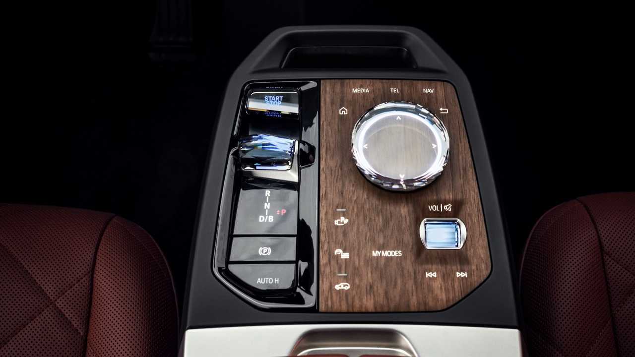 BMW iX (2021)