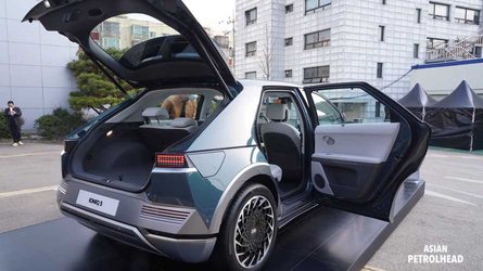 Asian Petrolhead Checks Out Hyundai Ioniq 5 Interior In Person