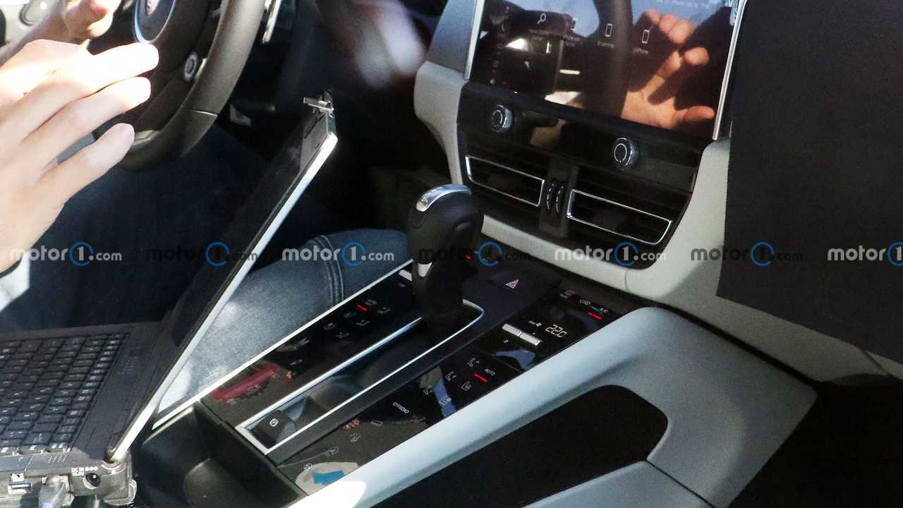 Porsche Macan restyling, le foto spia degli interni