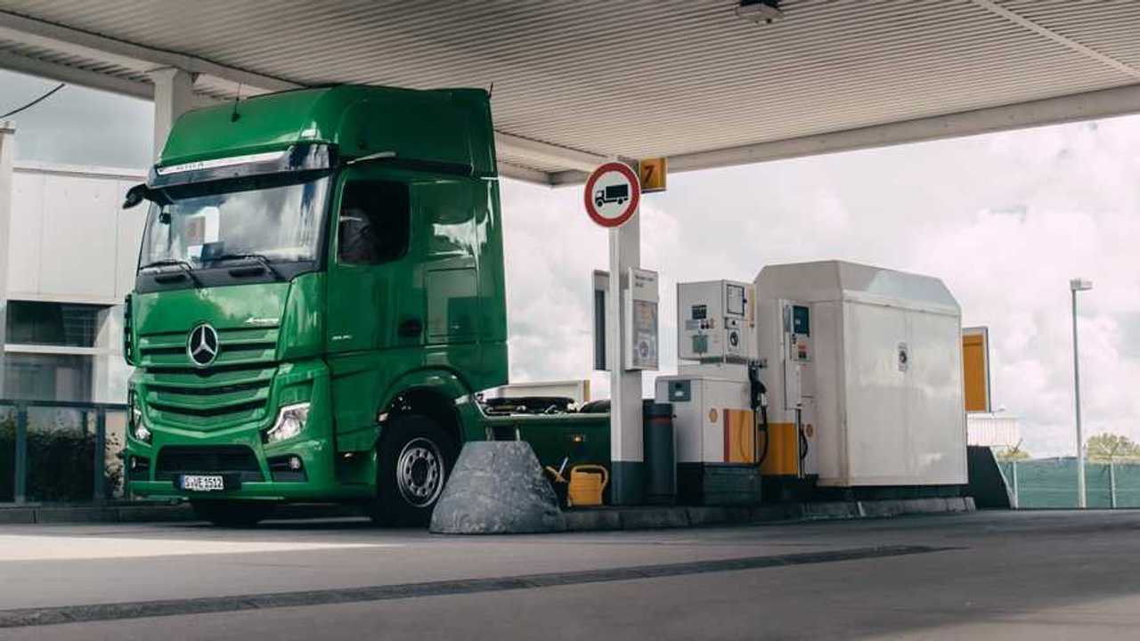 Mercedes-Benz Actros and Shell Automated Fuel Payment