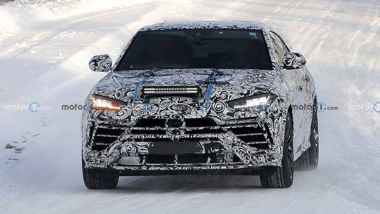Lamborghini Urus, le foto spia del restyling (Evo)