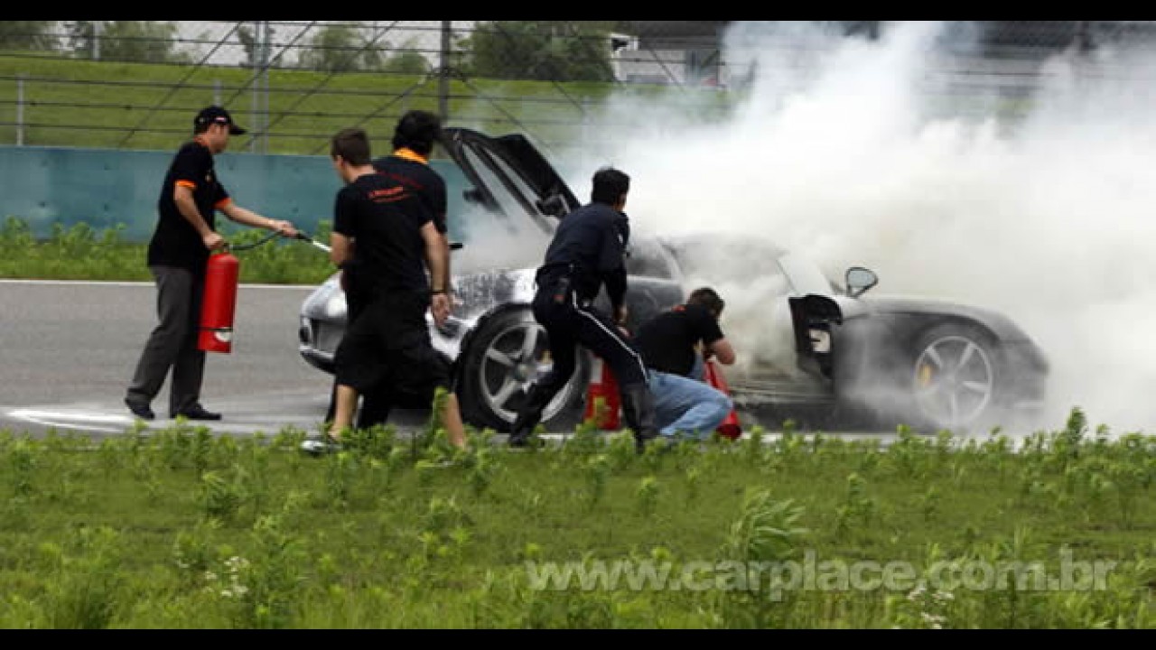 Esse é quente! Porsche Carrera GT pega fogo em Shangai