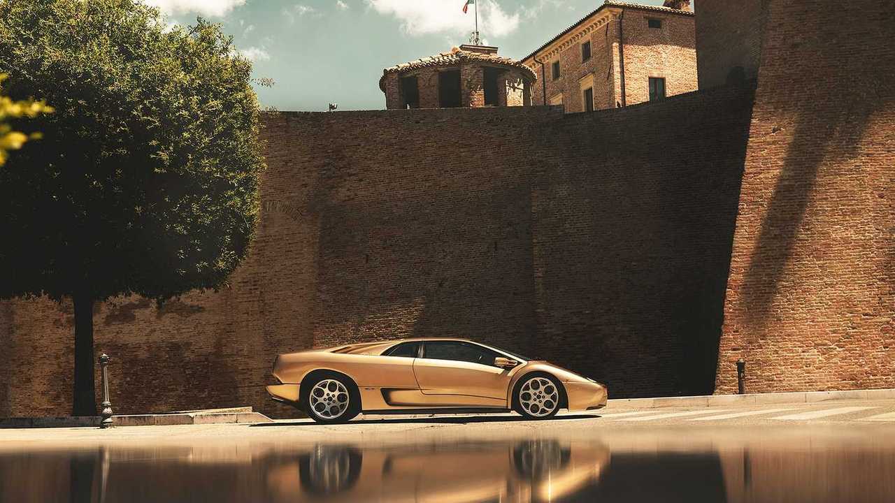 Lamborghini “With Italy, for Italy”, il libro fotografico