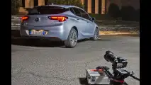 Opel Astra, il test dei fari intelligenti