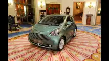 Stirling Moss e consorte con la Aston Martin Cygnet	  