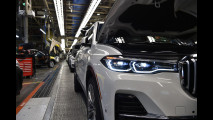 BMW X7, i modelli di pre-serie su strada e in fabbrica